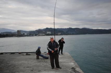 Абхазия. Сухум. Мужчины рыбачут на понтоне.