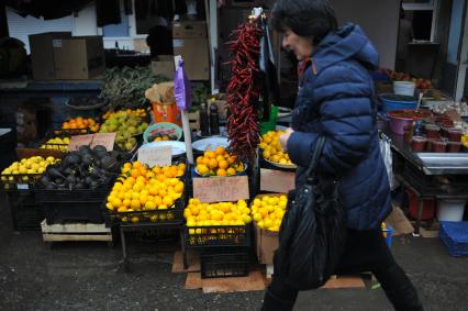 Абхазия. Сухум. Продажа лимонов и мандаринов на рынке.