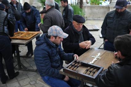 Абхазия. Сухум. Мужчины играют в домино на улице.
