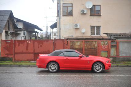 Абхазия. Сухум. Автомобиль Ford Mustang.