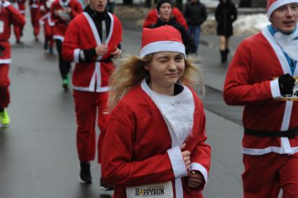 Москва. Участница благотворительного забега Дедов Морозов `Happy Run` на ВДНХ.