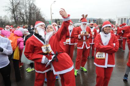 Москва. Участники благотворительного забега Дедов Морозов `Happy Run` перед стартом на ВДНХ.