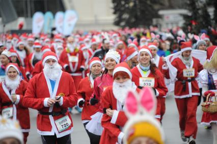 Москва. Участники благотворительного забега Дедов Морозов `Happy Run` на ВДНХ.