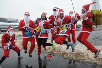 Москва.  Участники благотворительного забега Дедов Морозов `Happy Run` перед стартом на ВДНХ.