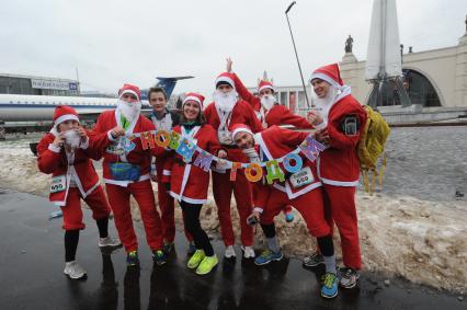 Москва.  Участники благотворительного забега Дедов Морозов `Happy Run` перед стартом на ВДНХ.