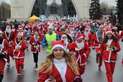 Москва. Участники благотворительного забега Дедов Морозов `Happy Run` на ВДНХ.