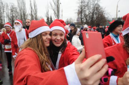 Москва. Участницы благотворительного забега Дедов Морозов `Happy Run` перед стартом на ВДНХ.