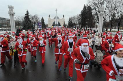 Москва. Участники благотворительного забега Дедов Морозов `Happy Run` на ВДНХ.