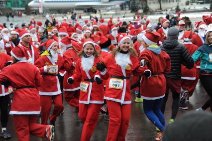 Москва. Участники благотворительного забега Дедов Морозов `Happy Run` на ВДНХ.