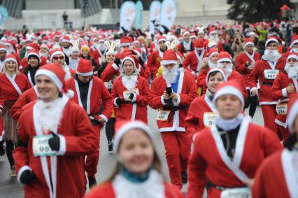 Москва. Участники благотворительного забега Дедов Морозов `Happy Run` на ВДНХ.