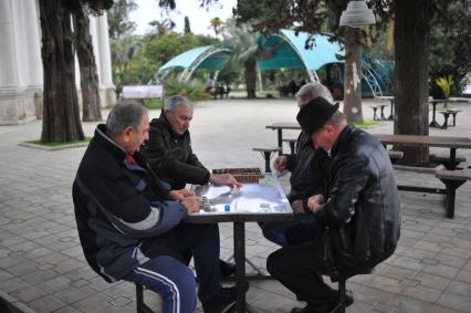 Абхазия. п.Агудзера. Мужчины играют в домино на улице.