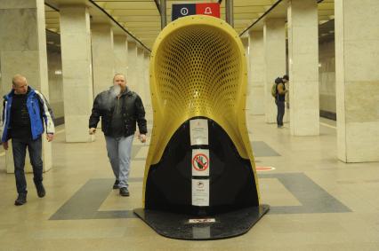 Москва. Оборудование активного шумоподавления на станции метро `Ботанический сад`.