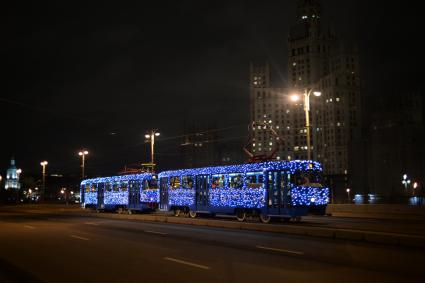 Москва.  Новогодний трамвай, украшенный десятью тысячами светодиодными огнями,  начал курсировать по 39 маршруту  от Чистопрудного бульвара до метро `Университет`.