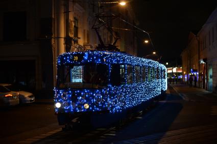 Москва.  Новогодний трамвай, украшенный десятью тысячами светодиодными огнями,  начал курсировать по 39 маршруту  от Чистопрудного бульвара до метро `Университет`.