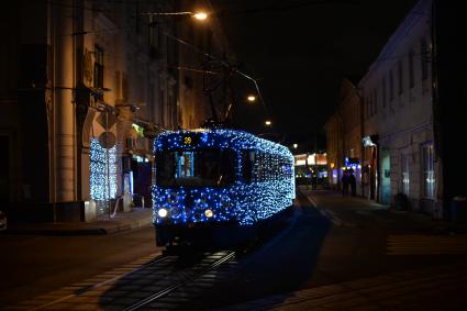 Москва.  Новогодний трамвай, украшенный десятью тысячами светодиодными огнями,  начал курсировать по 39 маршруту  от Чистопрудного бульвара до метро `Университет`.