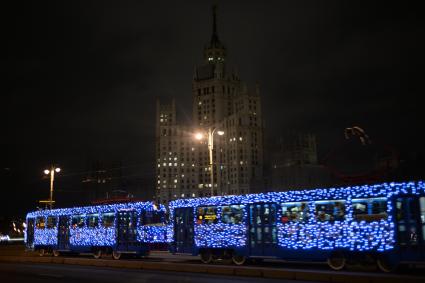 Москва.  Новогодний трамвай, украшенный десятью тысячами светодиодными огнями,  начал курсировать по 39 маршруту  от Чистопрудного бульвара до метро `Университет`.