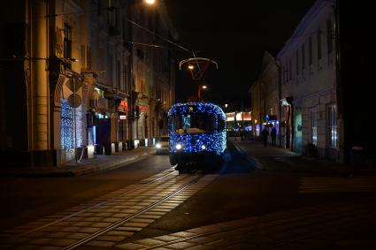 Москва.  Новогодний трамвай, украшенный десятью тысячами светодиодными огнями,  начал курсировать по 39 маршруту  от Чистопрудного бульвара до метро `Университет`.