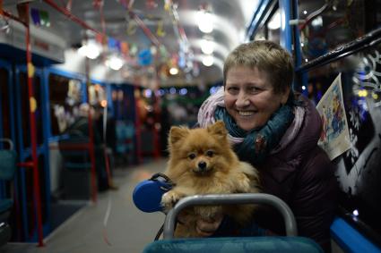 Москва.  Новогодний трамвай, украшенный десятью тысячами светодиодными огнями,  начал курсировать по 39 маршруту  от Чистопрудного бульвара до метро `Университет`.