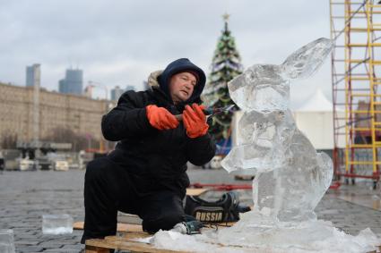 Москва.   Участник мастер-класса по изготовлению ледяных скульптур в Парке Победы.