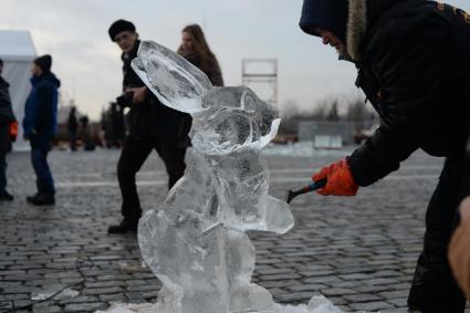 Москва. Участник мастер-класса по изготовлению ледяных скульптур в Парке Победы.