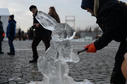 Москва.   Участник мастер-класса по изготовлению ледяных скульптур в Парке Победы.