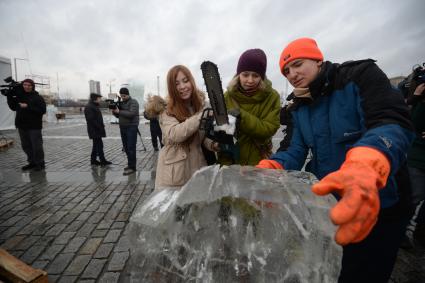 Москва.  Участники мастер-класса по изготовлению ледяных скульптур в Парке Победы.