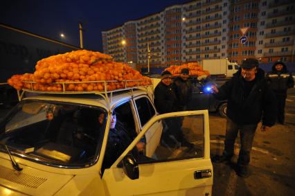 Сочи. Адлер. Торговля абхазскими мандаринами у границы с Абхазией.