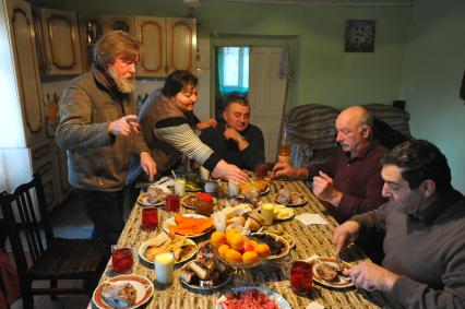 Абхазия. Кодорское ущелье. с.Ажара. Специальный корреспондент КП Николай Варсегов (слева) в гостях у местных жителей - сванов.