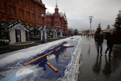 Москва. Растаявшая ледяная горка, приготовленная для новогодних гуляний на Манежной площади.