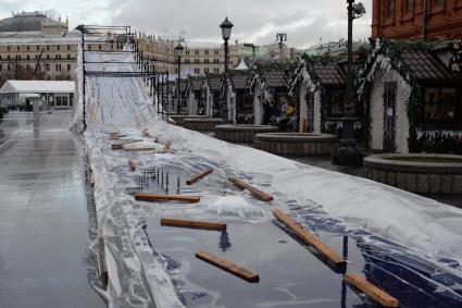 Москва. Растаявшая ледяная горка, приготовленная для новогодних гуляний на Манежной площади.
