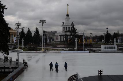 Москва.   Растаявший каток на территории ВДНХ.