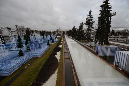 Москва.   Растаявший каток на территории ВДНХ.