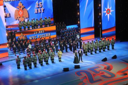 Москва. Ведущие Яна Чурикова и Кирилл Набутов (в центре) во время праздничного концерта, посвященного Дню спасателя РФ и 25-летию МЧС России, в Государственном Кремлевском дворце.