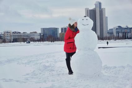 Екатеринбург. Девушка целует снеговика.