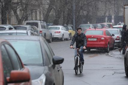 Москва. Велосипедист едет по дороге.