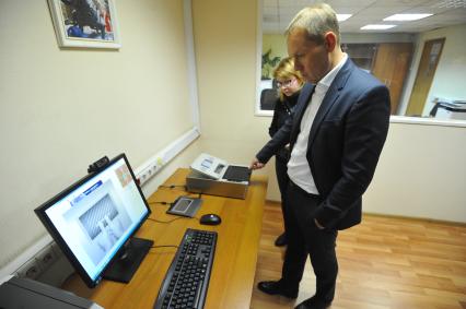 Москва. Заместитель председателя комитета Государственной Думы РФ по безопасности и противодействию коррупции Андрей Луговой во время прохождения дактилоскопии.