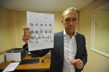 Москва. Заместитель председателя комитета Государственной Думы РФ по безопасности и противодействию коррупции Андрей Луговой прошел дактилоскопию.