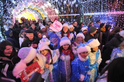 Москва.  Участницы парада Снегурочек на Тверском бульваре в рамках фестиваля `Путешествие в Рождество`.