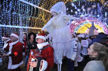 Москва. Музыканты и артисты во время парада Снегурочек на  Тверском бульваре в рамках фестиваля `Путешествие в Рождество`.