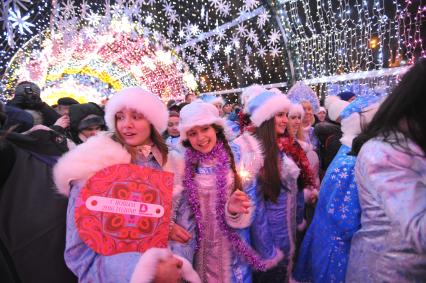 Москва.  Участницы парада Снегурочек на Тверском бульваре в рамках фестиваля `Путешествие в Рождество`.