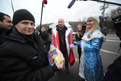 Москва. Актер Гоша Куценко (в центре) и инспектор из УВД юго-западного округа Наталья Коршунова  поздравили водителей с Новым годом.