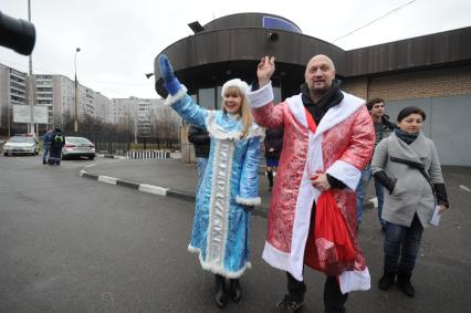 Москва. Актер Гоша Куценко и инспектор из УВД юго-западного округа Наталья Коршунова (слева) поздравили водителей с Новым годом.