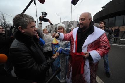 Москва. Актер Гоша Куценко (справа) и инспектор из УВД юго-западного округа Наталья Коршунова (вторая справа) поздравили водителей с Новым годом.