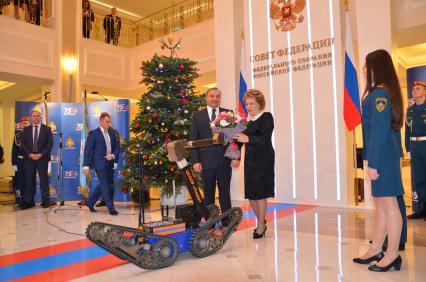 Москва. Министр МЧС Владимир Пучков и председатель Совета Федерации РФ Валентина Матвиенко во время открытия интерактивной выставки `Мы первыми приходим на помощь и служим людям` в Совете Федерации.