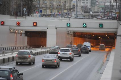 Москва.  Движение автомобилей  по Алабяно-Балтийскому тоннелю, соединившему улицы Алабяна и Большую Академическую.