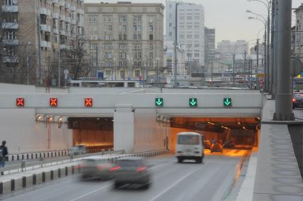 Москва.  Движение автомобилей  по Алабяно-Балтийскому тоннелю, соединившему улицы Алабяна и Большую Академическую.