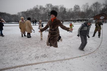 Москва. Люди прыгают через канат в парке Кузьминки.