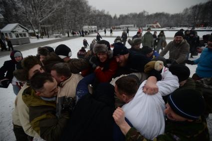 Москва. Мужчины во время старинной русской забывы `Стенка на стенку` в парке Кузьминки.