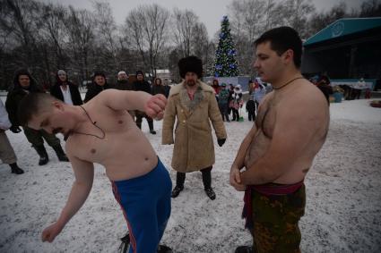 Москва. Народные забавы в парке Кузьминки.