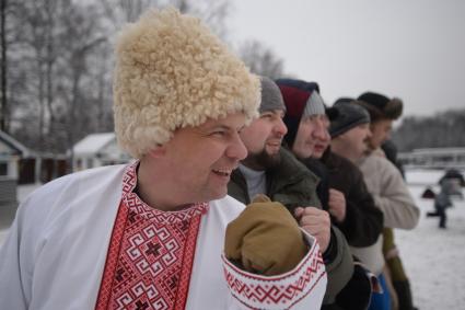 Москва. Мужчины во время старинной русской забывы `Стенка на стенку` в парке Кузьминки.